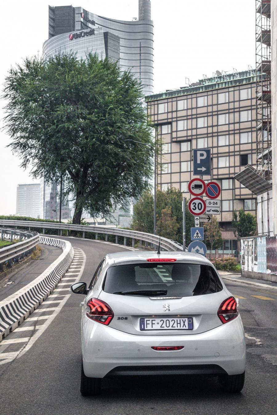  Peugeot 208 Signature 2018 года  (фото 4 из 17)